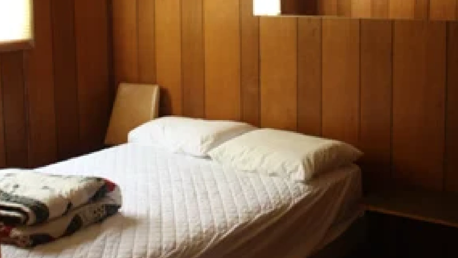 Pigeon-Lake-Resort-Cottage-fifteen-second-bedroom-queen-size-bed